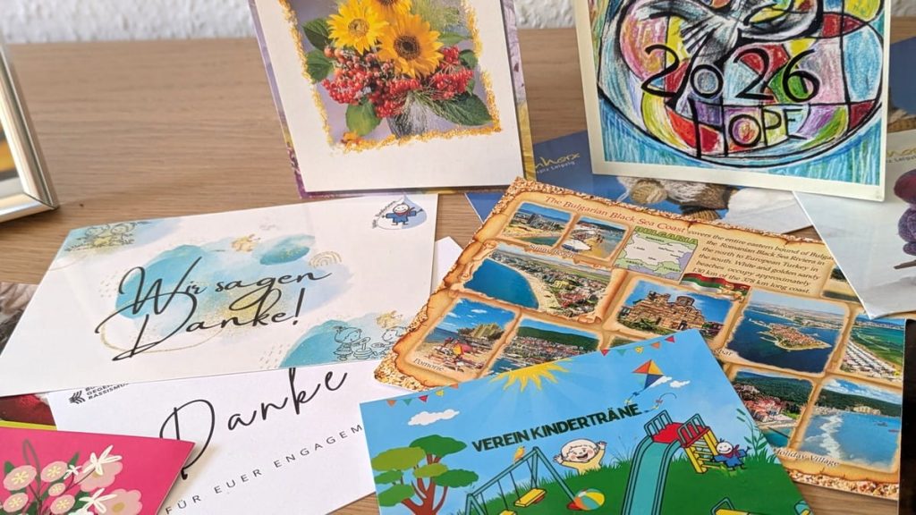 Sammlung von Dankeskarten sozialer Projekte, wie dem Verein Kinderträume, als Zeichen für das soziale Engagement von Marcus Reinbothe bei jedem Ackerlandverkauf